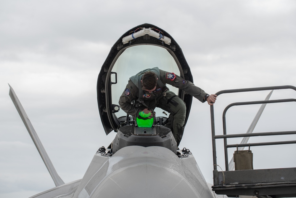 F-22 Demo Team brings thunder over the Bay