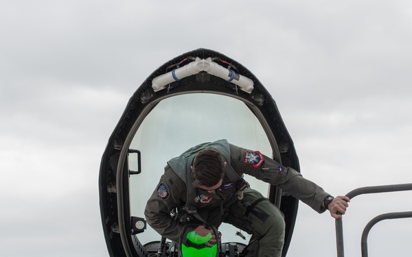 F-22 Demo Team brings thunder over the Bay