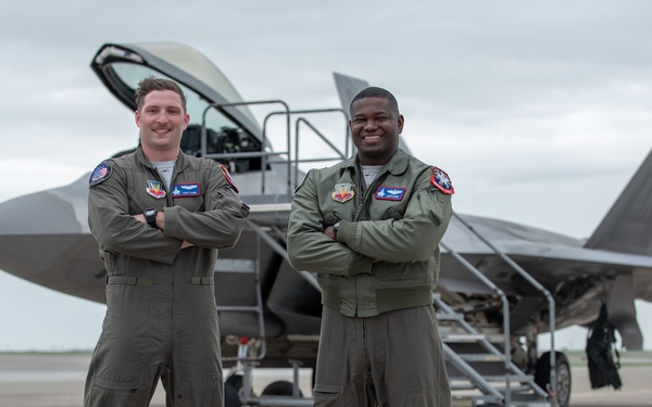 F-22 Demo Team brings thunder over the Bay