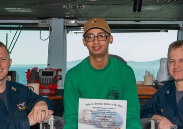 U.S. Sailor receives Sailor of the Day award