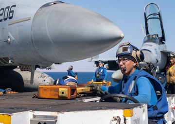 U.S. Sailor tows an F/A-18E Super Hornet