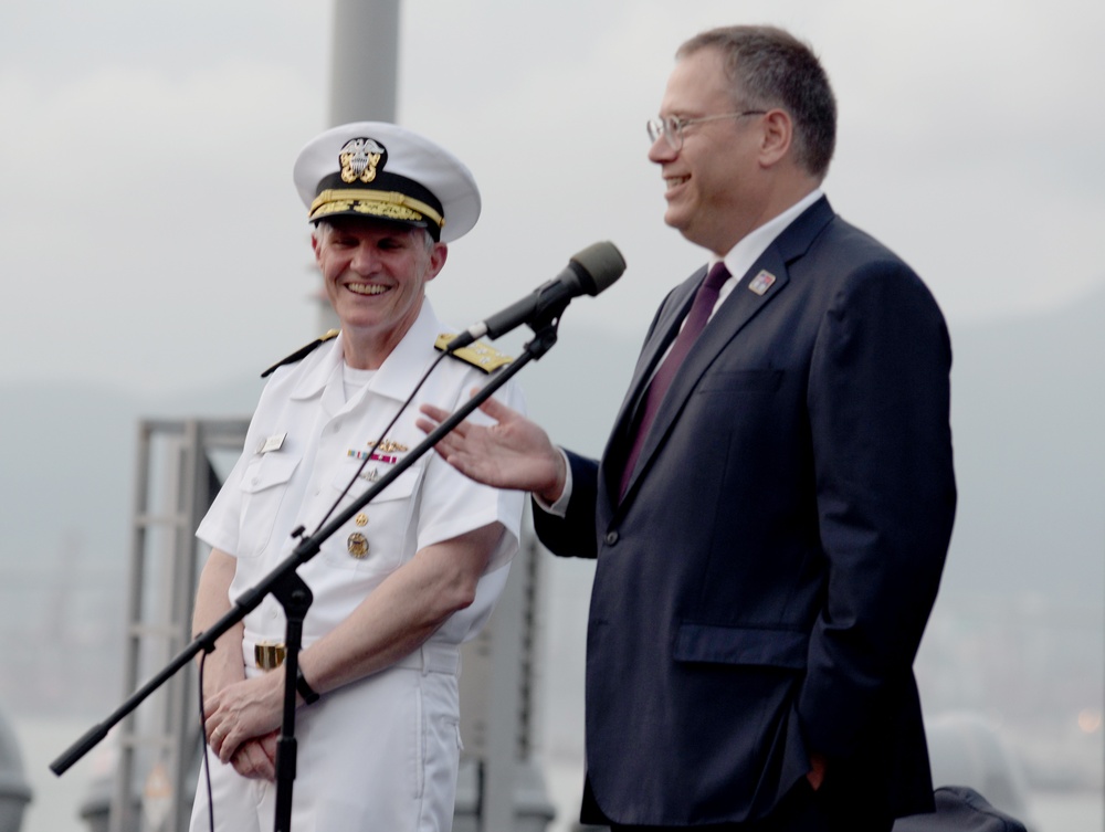 U.S. 7th Fleet leadership meet with dignitaries and officials aboard the U.S. 7th Fleet‘s flagship USS Blue Ridge in Hong Kong.