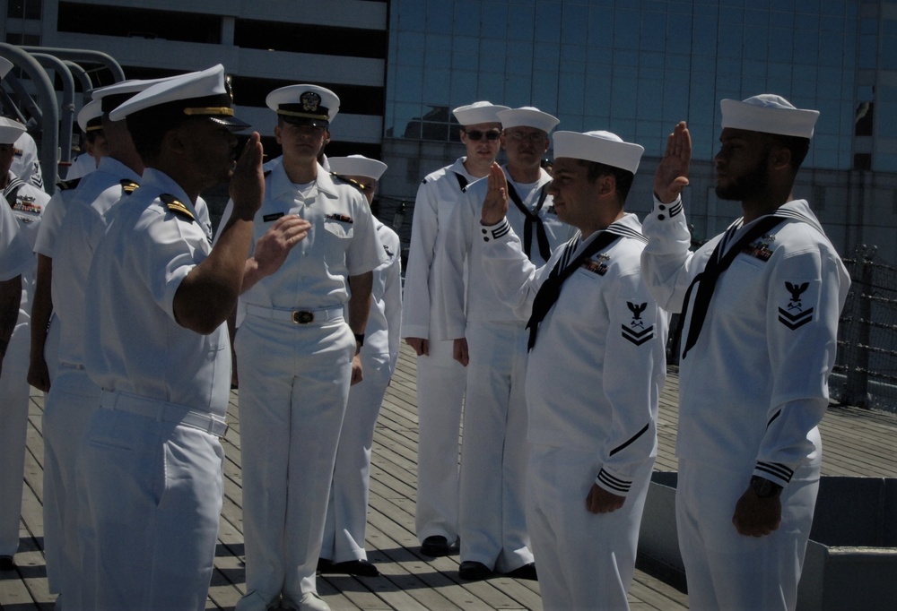 DVIDS - Images - Naval Museum Hosts A Re-enlistment Ceremony [Image 4 Of 6]