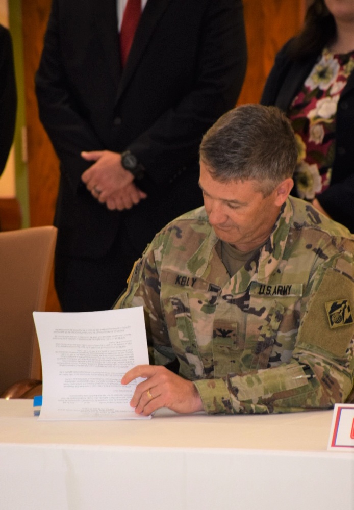Jacksonville District commander signs public partnership agreement