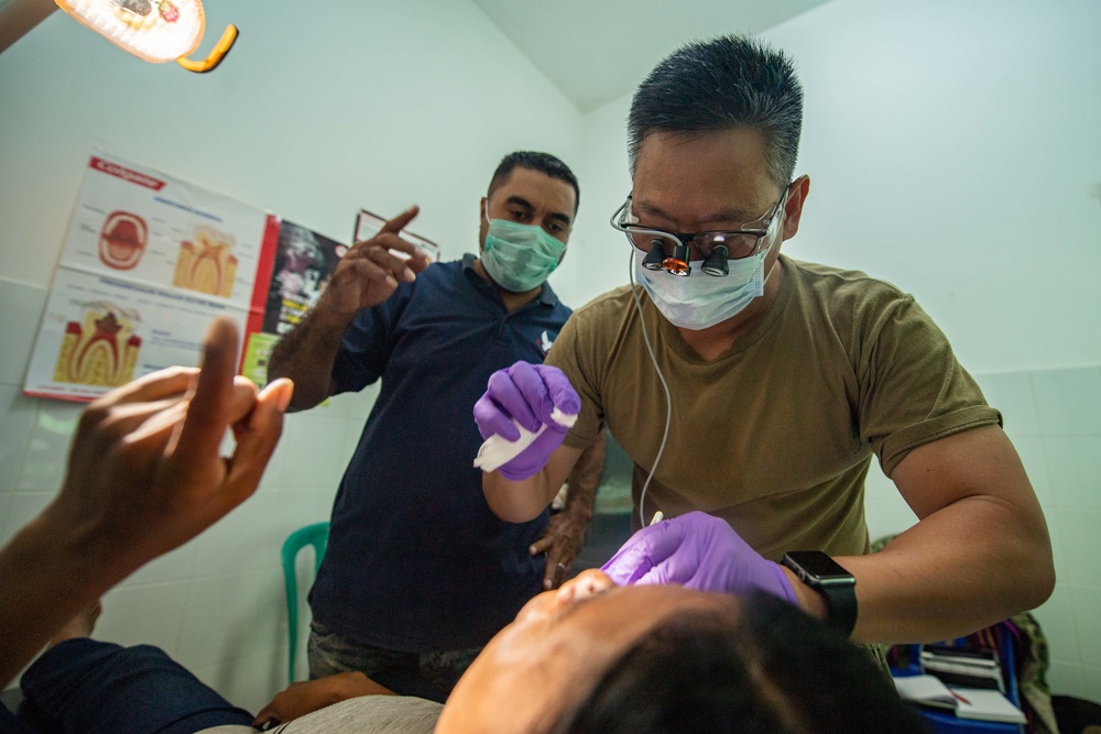 Pacific Partnership 2019 Personnel Work Side-by-Side with Timorese Doctors