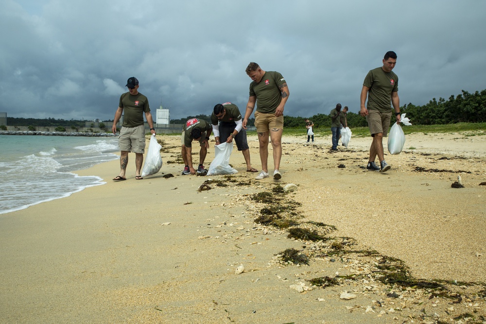 31st MEU Marines add muscle for Kanna Beach clean-up with SMP