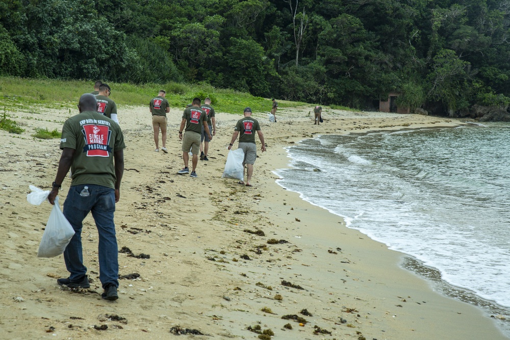 31st MEU Marines add muscle for Kanna Beach clean-up with SMP