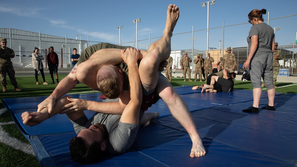 Soldiers Test Their Grappling Skills Against the Pros