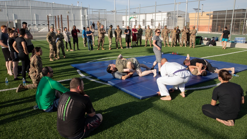 Soldiers Test Their Grappling Skills Against the Pros