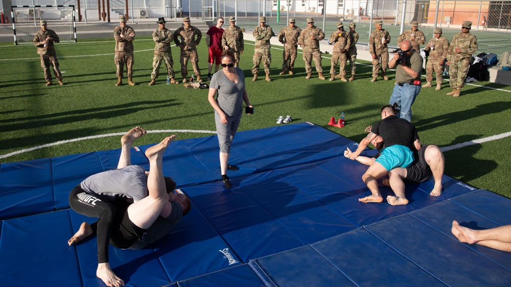 Soldiers Test Their Grappling Skills Against the Pros