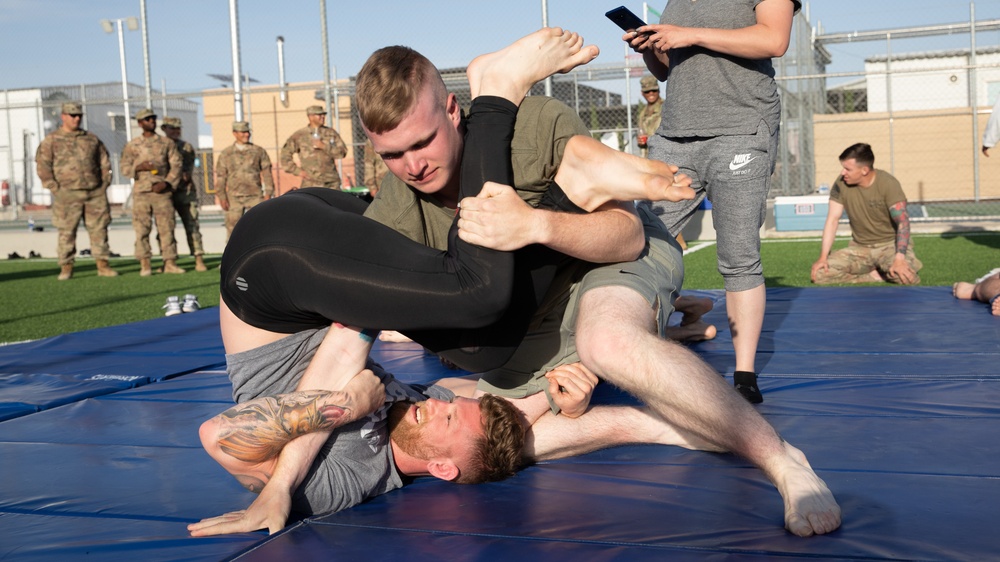 Soldiers Test Their Grappling Skills Against the Pros