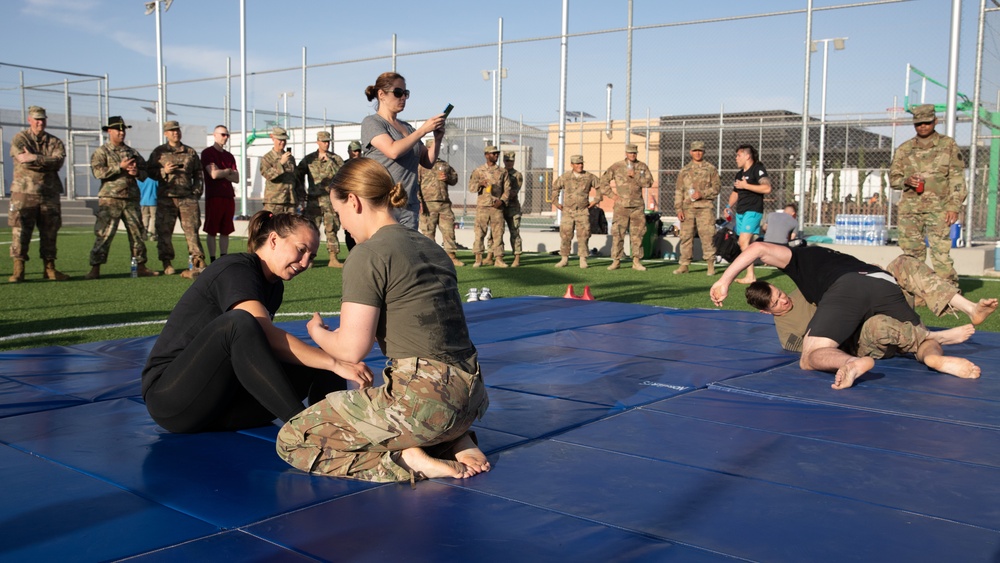 Soldiers Test Their Grappling Skills Against the Pros