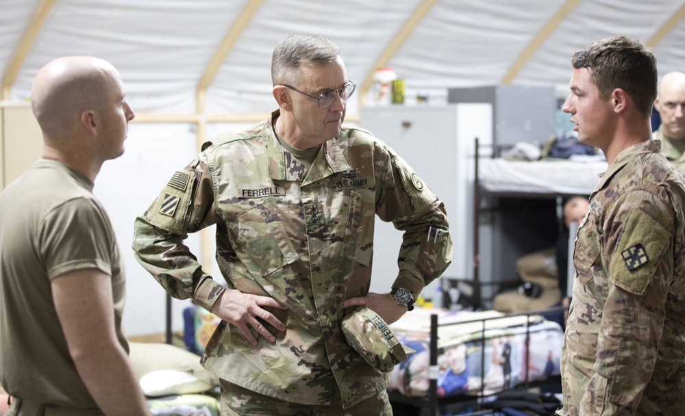 USARCENT Commander visits with Soldiers