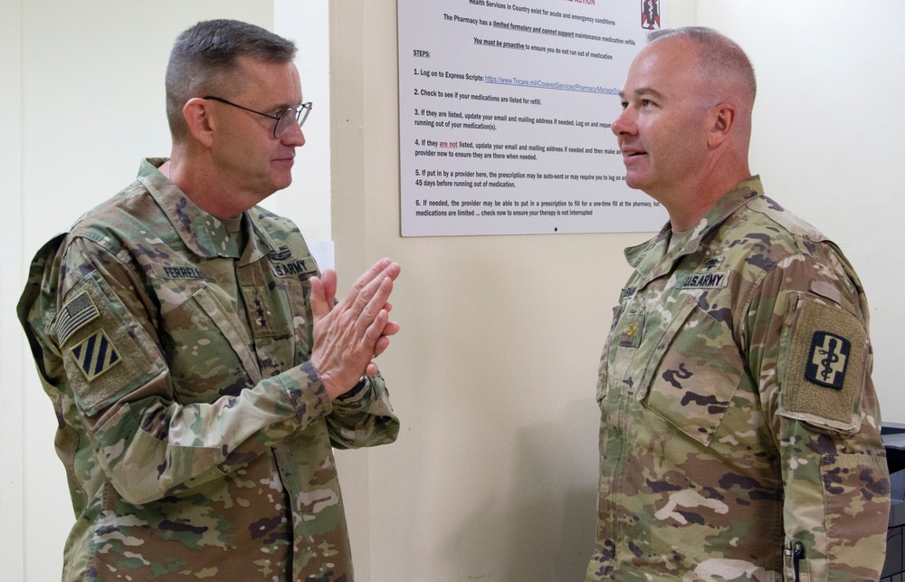 USARCENT Commander speaks with Soldier