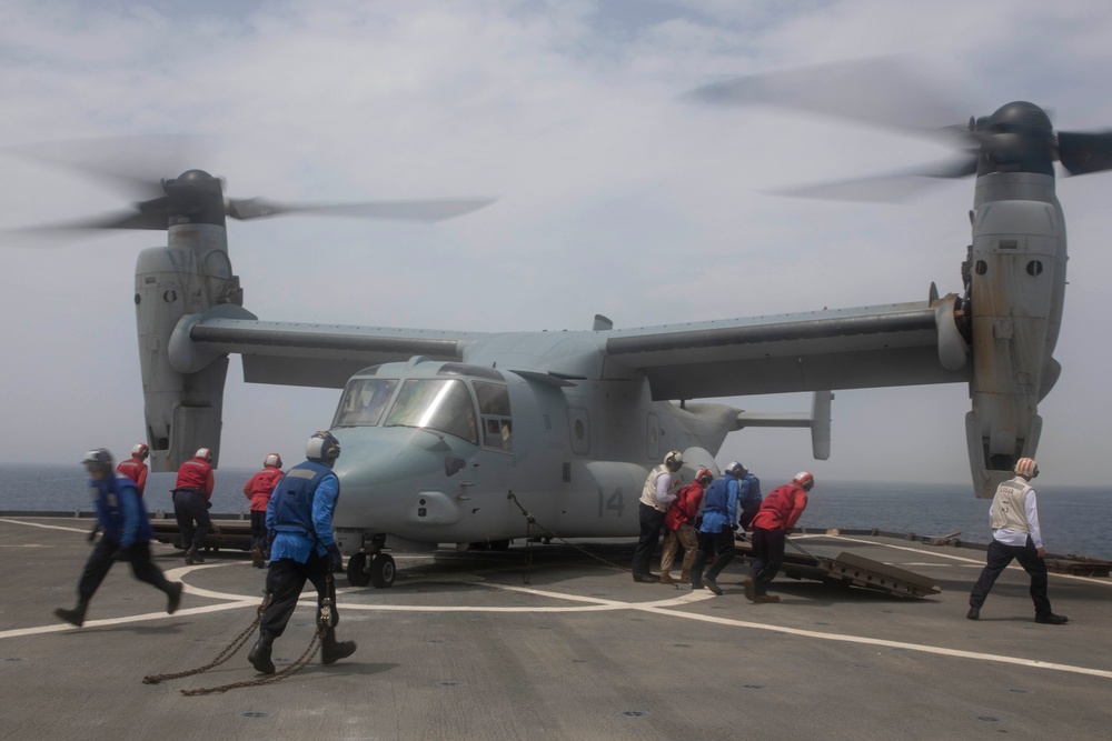 Marines depart the USS Fort McHenry