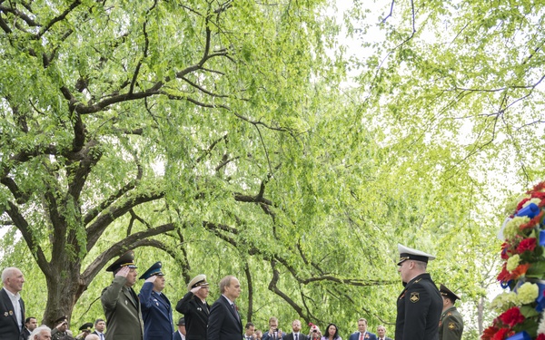 Wreath-Laying Ceremony at the Spirit of the Elbe Marker
