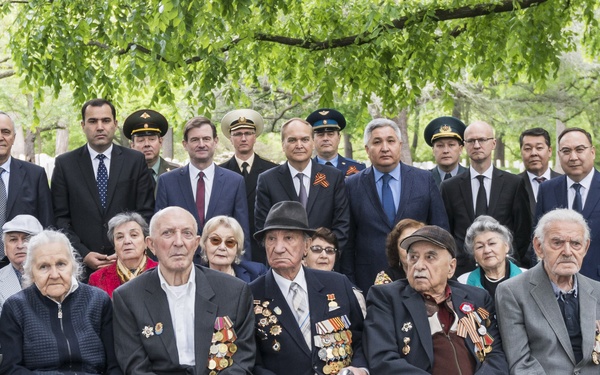 Wreath-Laying Ceremony at the Spirit of the Elbe Marker