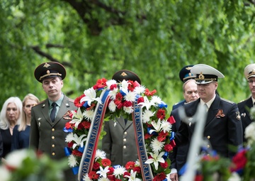 Wreath-Laying Ceremony at the Spirit of the Elbe Marker