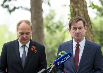 Wreath-Laying Ceremony at the Spirit of the Elbe Marker
