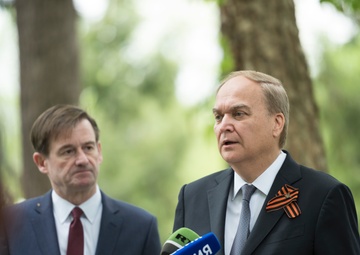 Wreath-Laying Ceremony at the Spirit of the Elbe Marker
