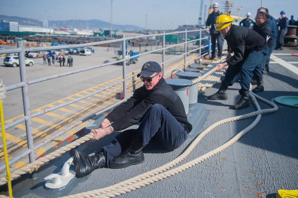 USS Leyte Gulf Goes Underway