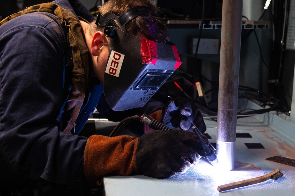 USS Leyte Gulf Performs Maintenance