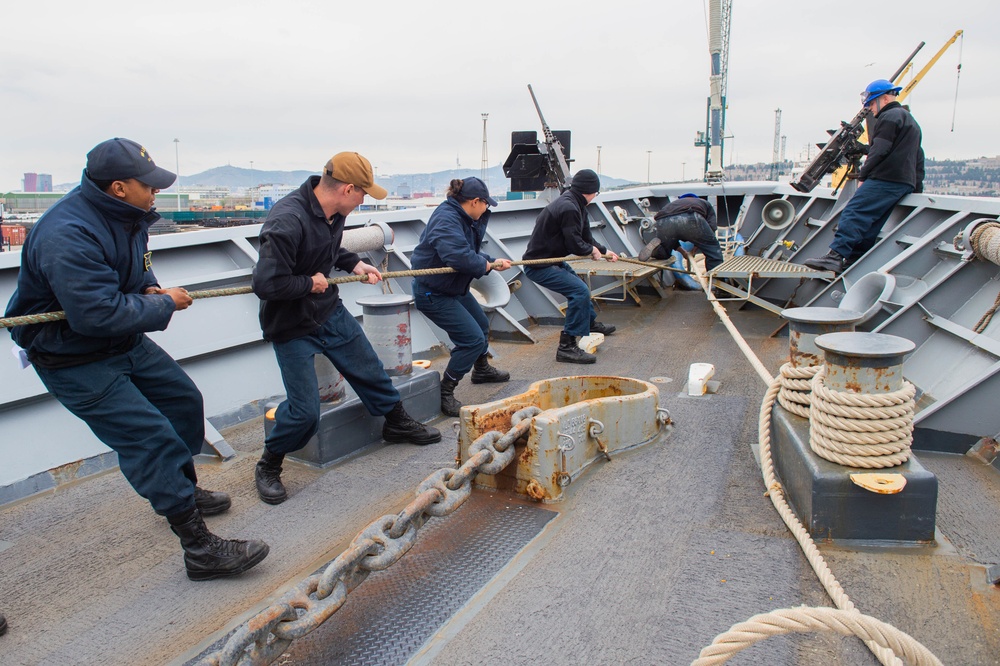 USS Leyte Gulf Goes Underway