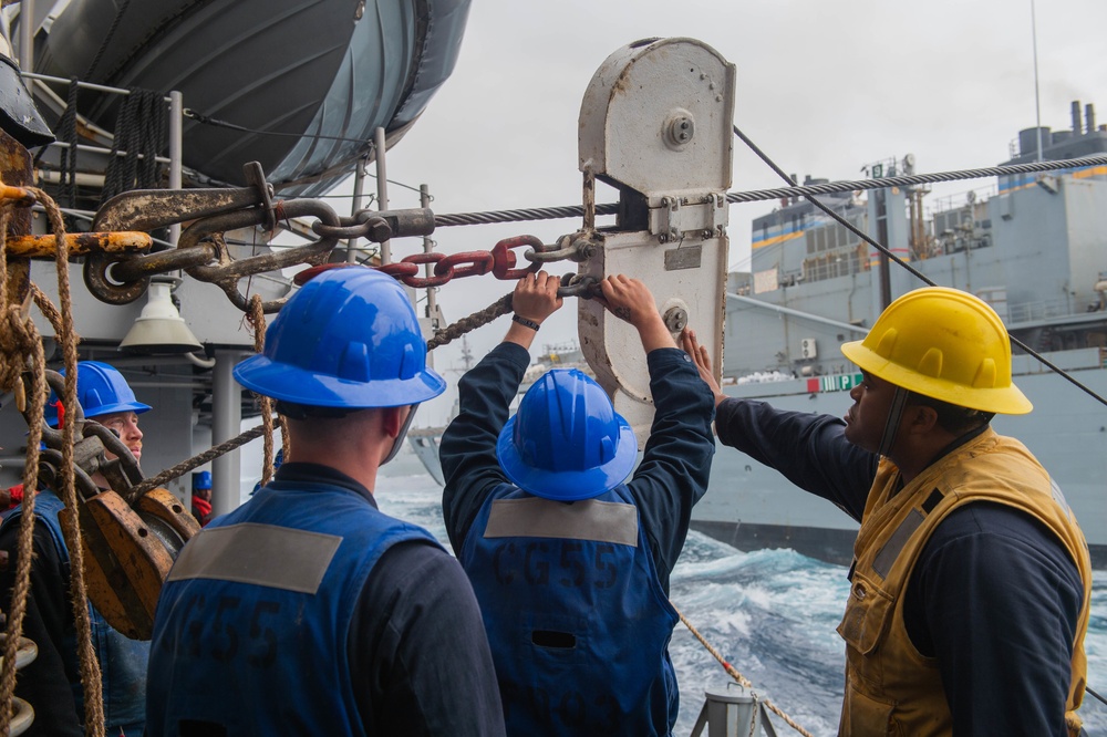 DVIDS - Images - USS Leyte Gulf Replenishment-At-Sea [Image 13 of 42]