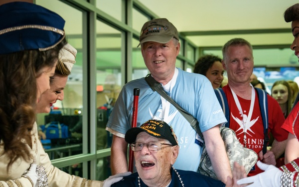 Military members and Victory Belles welcome veterans in New Orleans