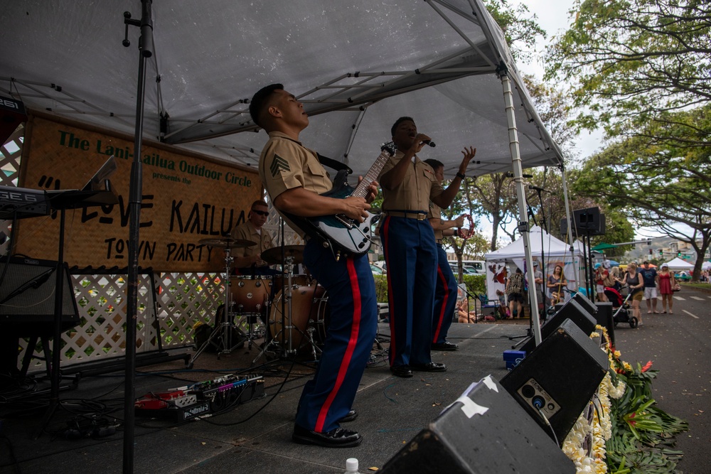 MARFORPAC band performs in "I Love Kailua Festival"