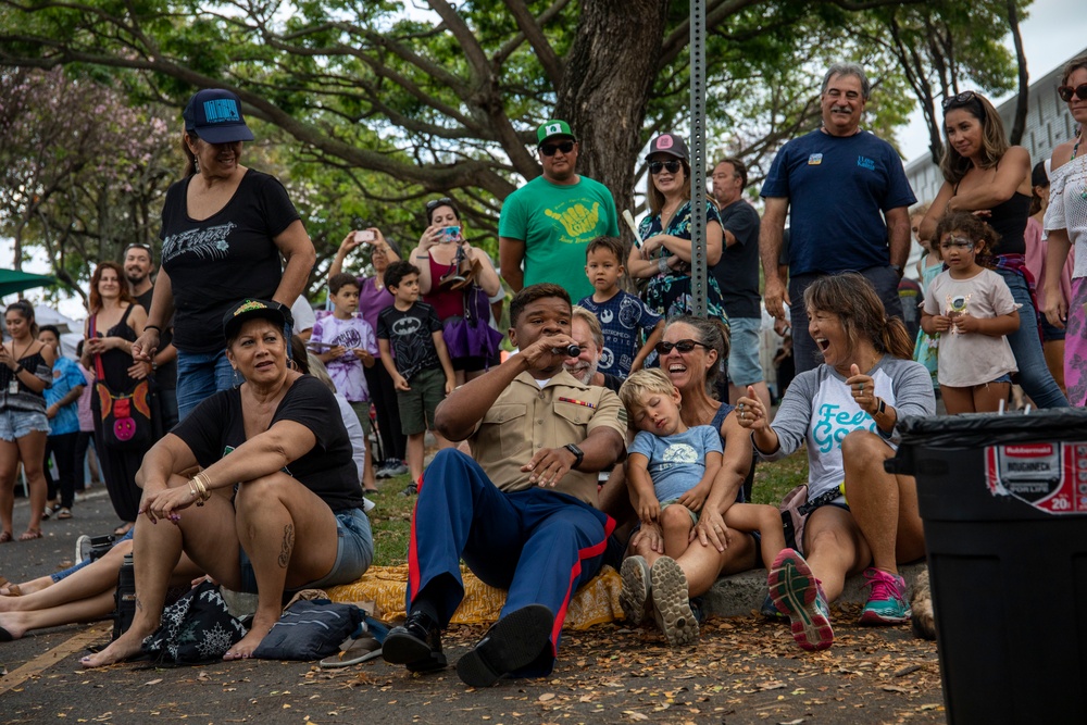 MARFORPAC band performs in "I Love Kailua Festival"