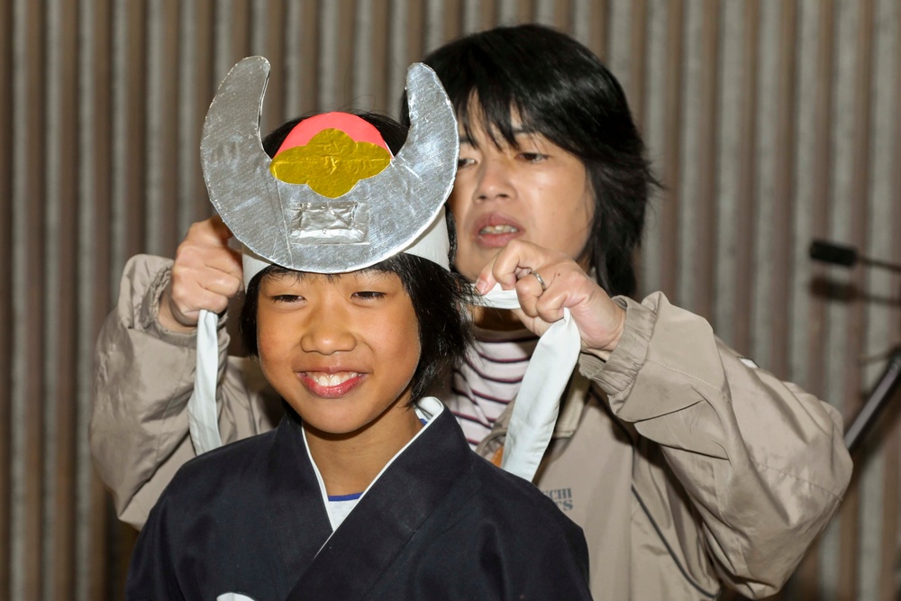US Marines experience Japanese culture
