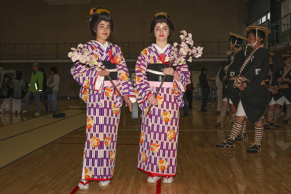 US Marines experience Japanese culture