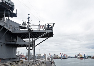 7th Fleet Flagship USS Blue Ridge Strengthens Maritime Partnership in Indonesia