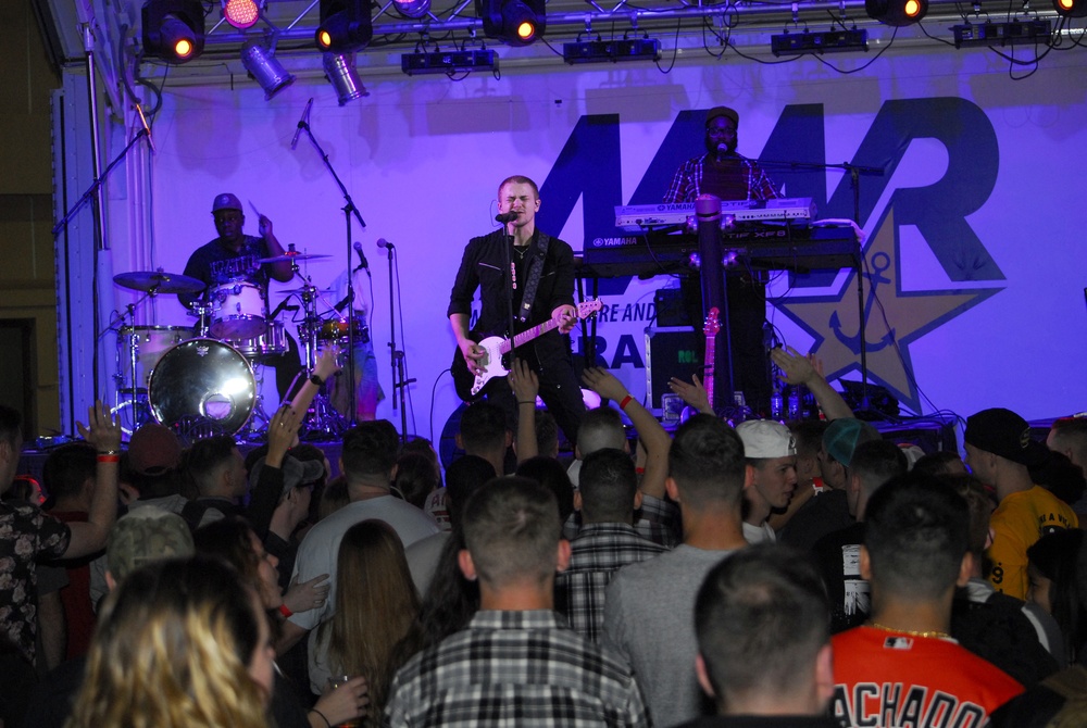 American Country Artist Hunter Hayes Visits NSA Bahrain for Concert