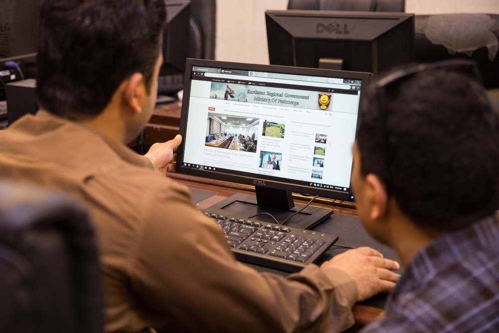 Coalition Forces Meet With Peshmerga Media Cell, Test Radio-in-a-Box