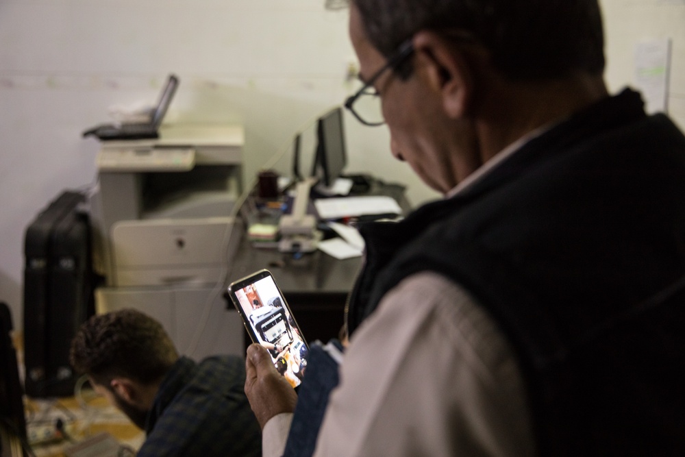 Coalition Forces Meet With Peshmerga Media Cell, Test Radio-in-a-Box