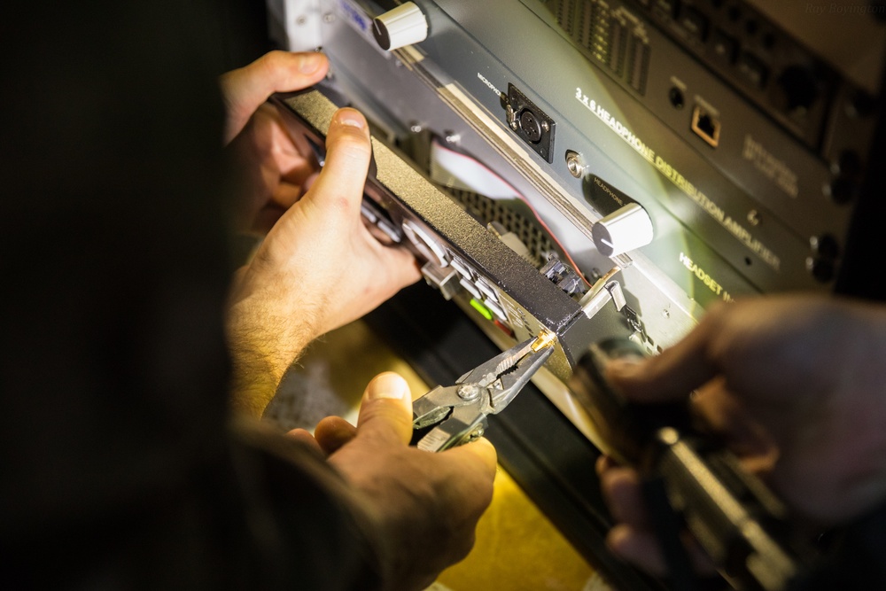 Coalition Forces Meet With Peshmerga Media Cell, Test Radio-in-a-Box