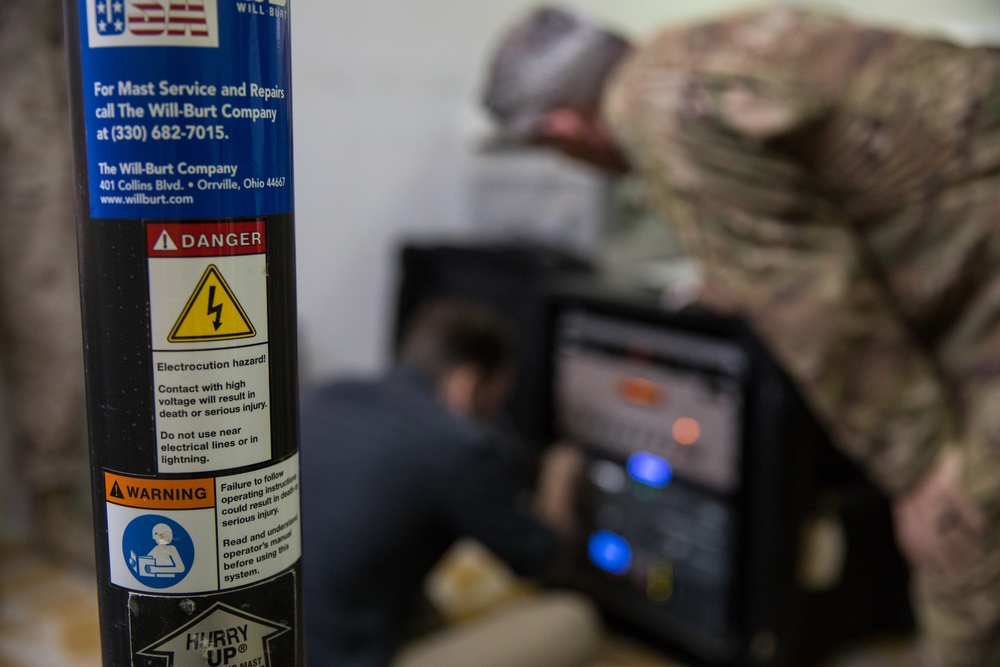 Coalition Forces Meet With Peshmerga Media Cell, Test Radio-in-a-Box