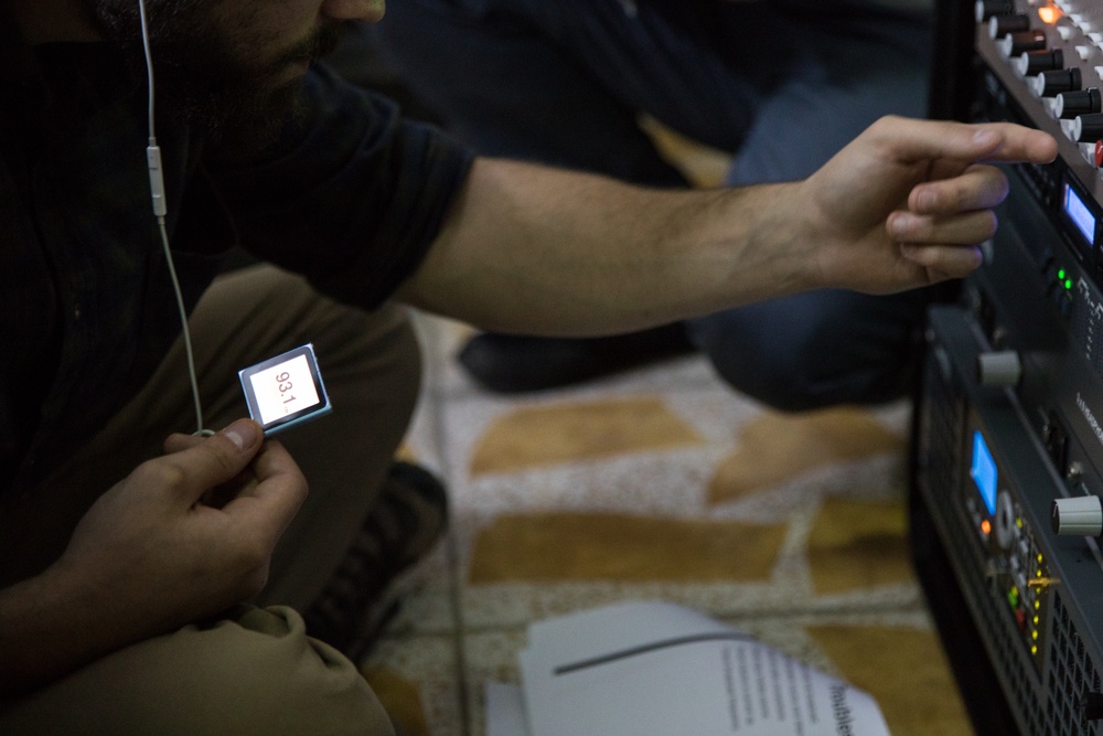 Coalition Forces Meet With Peshmerga Media Cell, Test Radio-in-a-Box