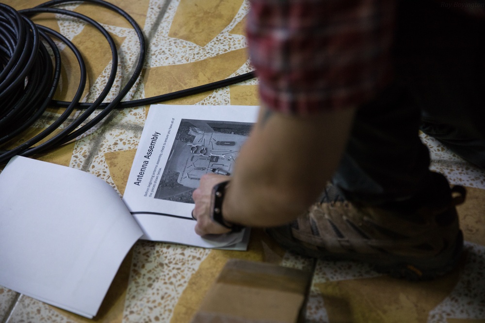 Coalition Forces Meet With Peshmerga Media Cell, Test Radio-in-a-Box