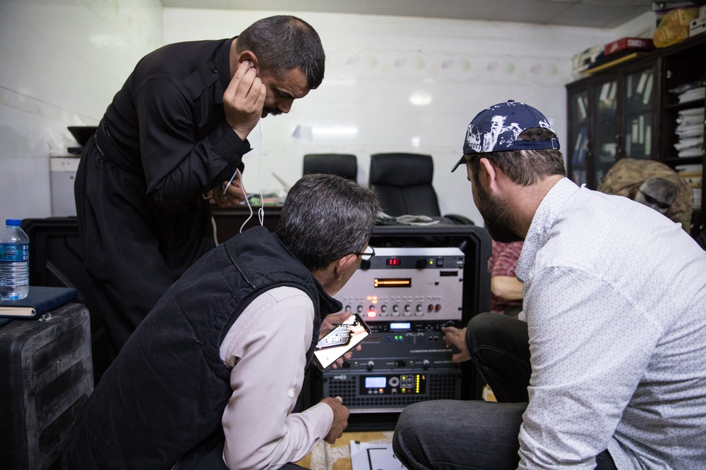 Coalition Forces Meet With Peshmerga Media Cell, Test Radio-in-a-Box