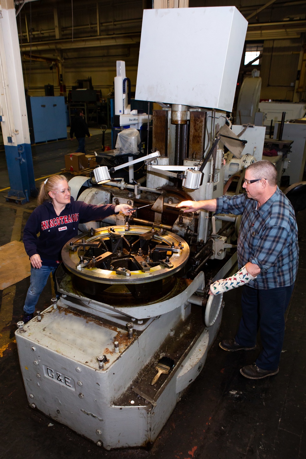 Teamwork ensures completion of emergent gear manufacture and repair