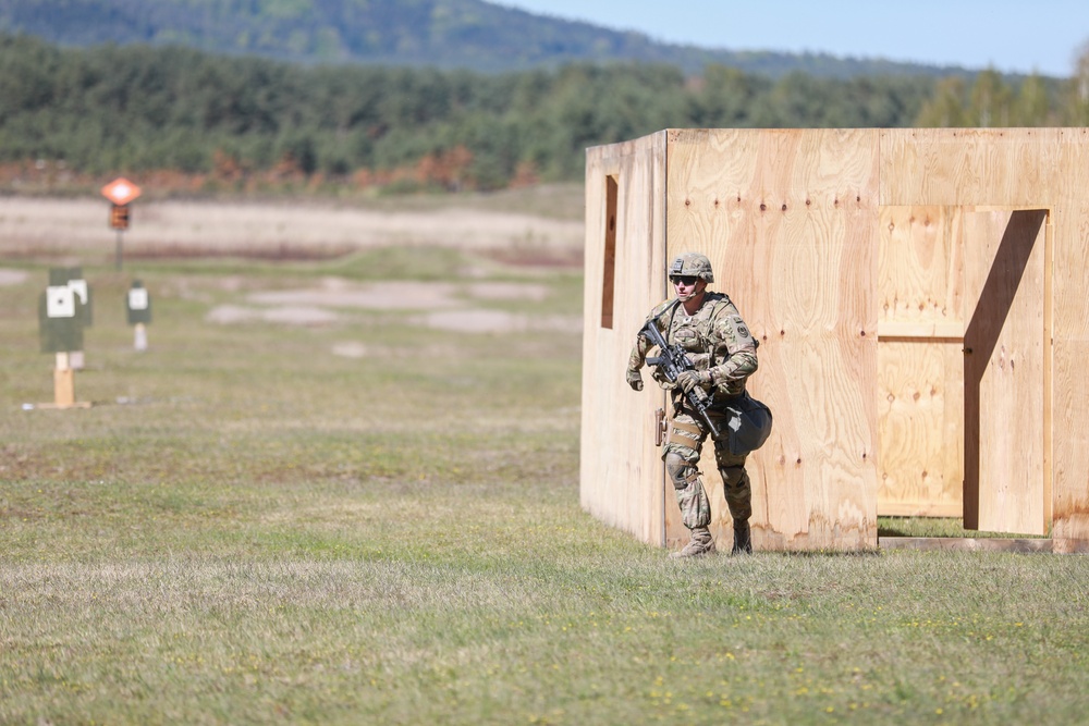 Infantryman tested in marksmanship assault course