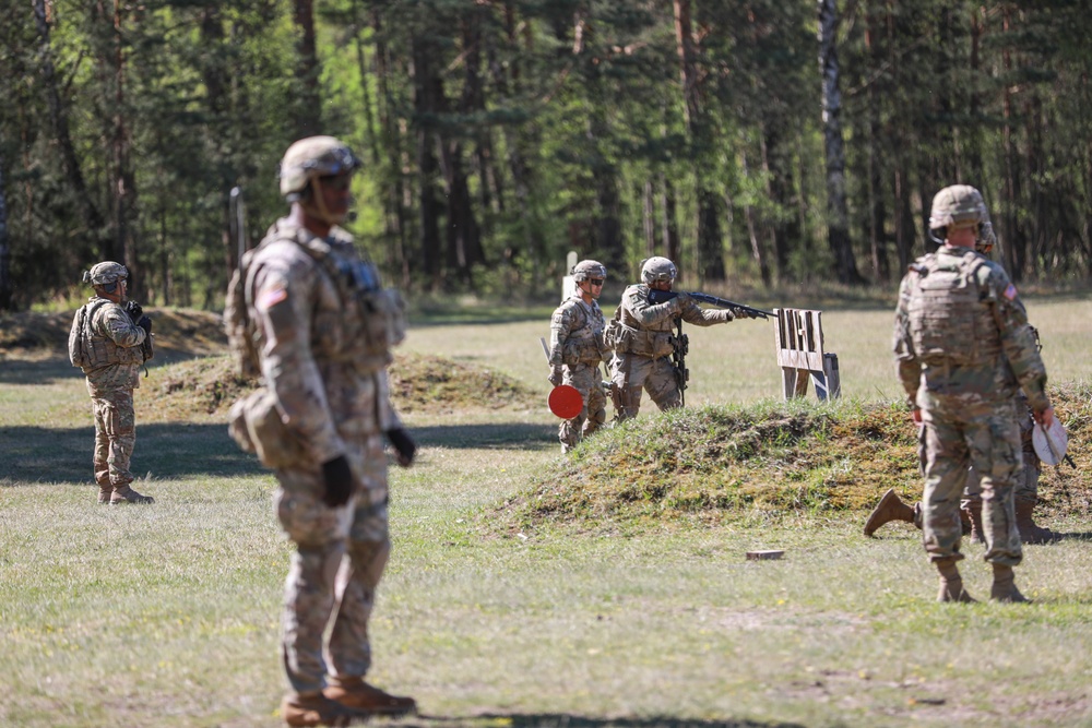 Infantryman tested in marksmanship assault course