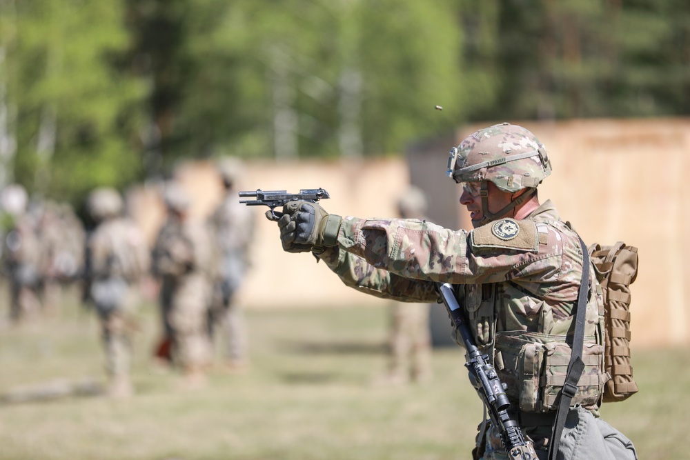 Infantryman tested in marksmanship assault course