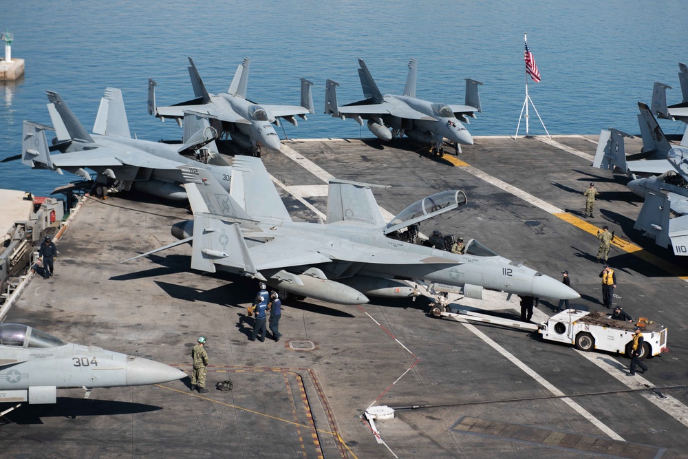 The aircraft carrier USS John C. Stennis (CVN 74) pulls out of Marseille, France