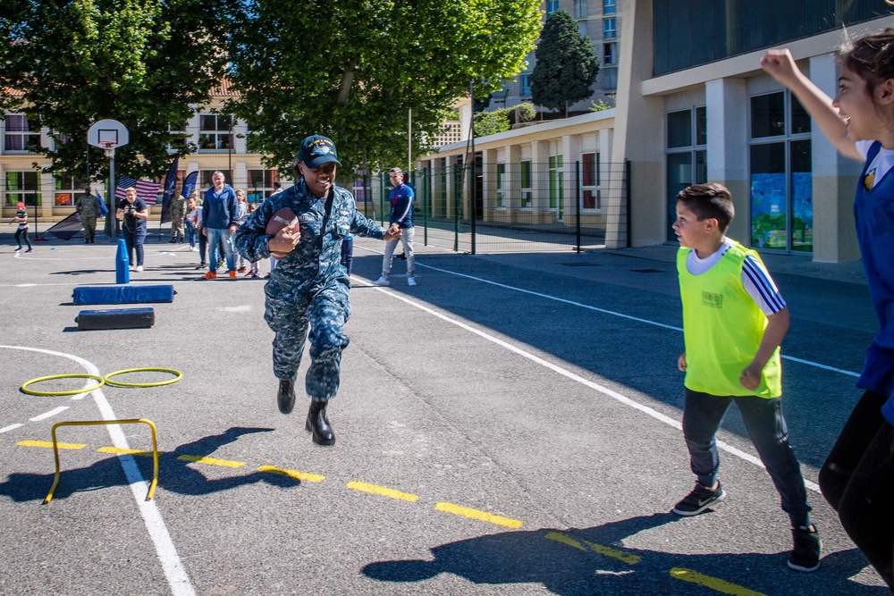 U.S. Sailors assigned to the John C. Stennis Carrier Strike Group (JCSCSG) volunteer at the Saint-Louis Primary School