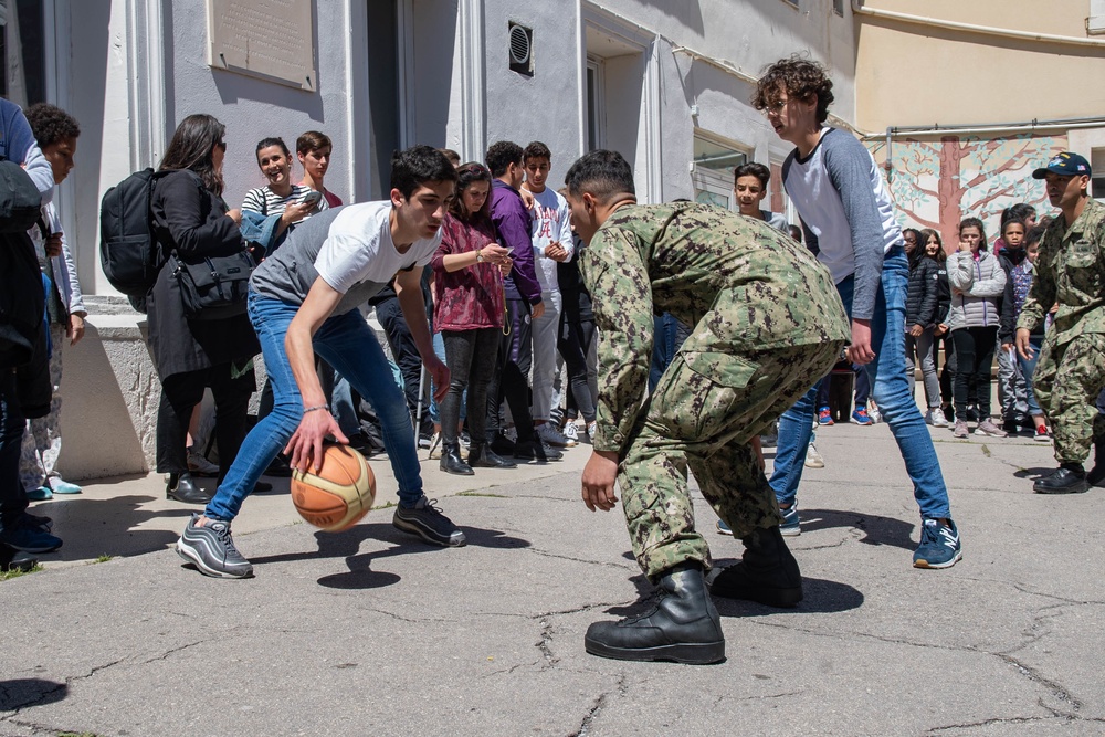 U.S. Sailors assigned to the John C. Stennis Carrier Strike Group (JCSCSG) volunteer at the Ensfignement Catholique Diocese De Marseille