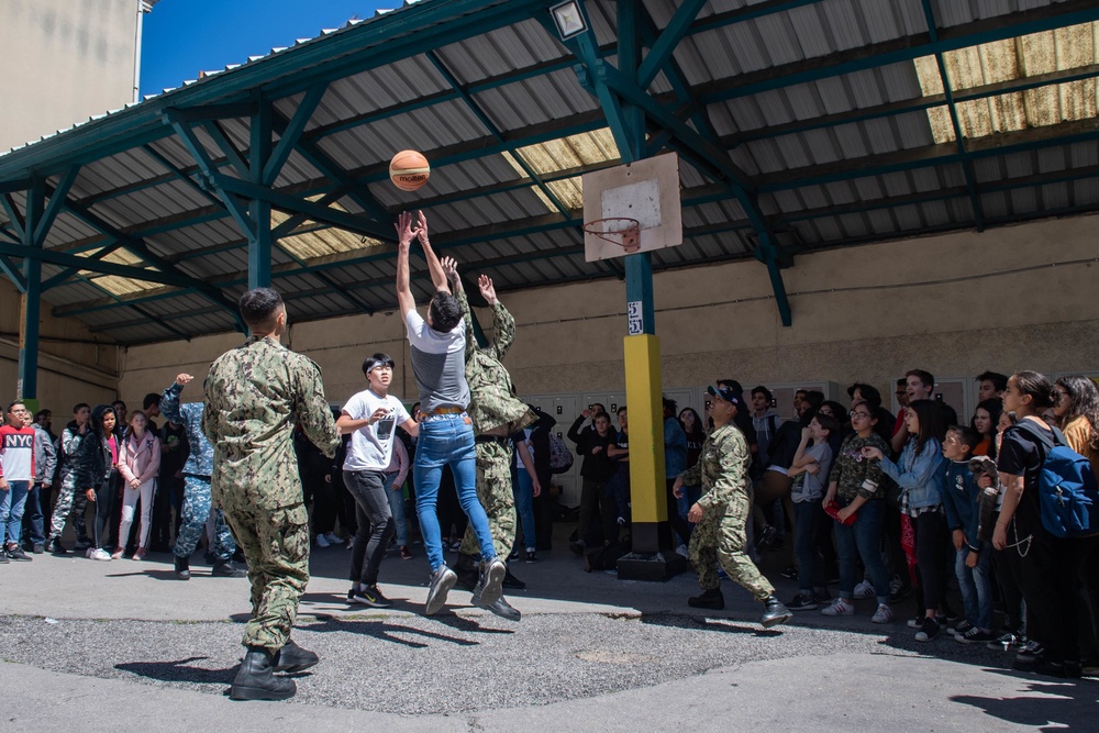 U.S. Sailors assigned to the John C. Stennis Carrier Strike Group (JCSCSG) volunteer at the Ensfignement Catholique Diocese De Marseille